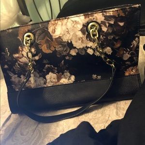 Brand new floral bueno purse